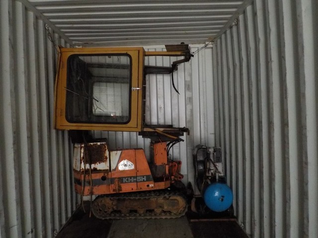 CONTAINER LOADING PICTURES  : Exporting used cars, tractors & excavators from Japan