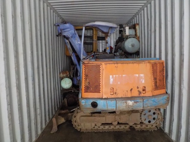 CONTAINER LOADING PICTURES  : Exporting used cars, tractors & excavators from Japan