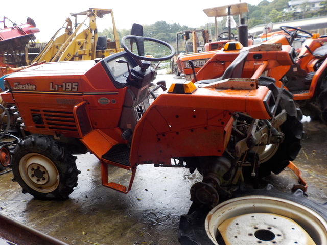 KUBOTA L1-195  : Exporting used cars, tractors & excavators from Japan