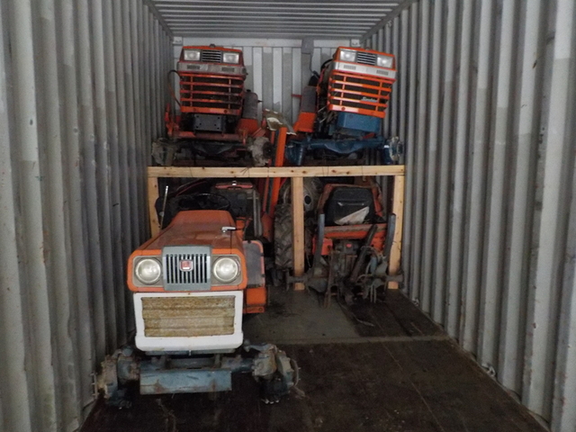 LOADING PICTURES  : Exporting used cars, tractors & excavators from Japan