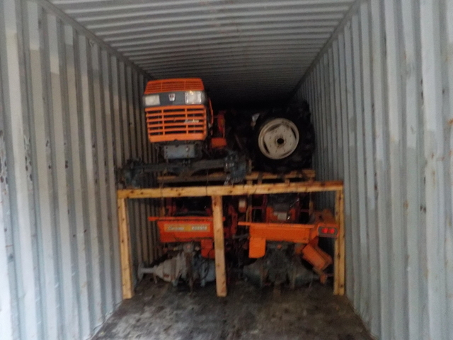 LOADING PICTURES  : Exporting used cars, tractors & excavators from Japan