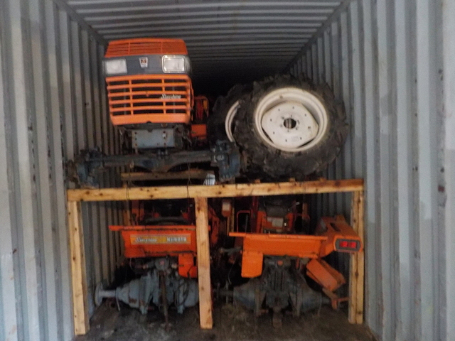 LOADING PICTURES  : Exporting used cars, tractors & excavators from Japan